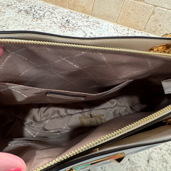 ✨ Brand New MICHAEL MICHAEL KORS
WHITNEY LT CREAM MD CHAIN SHLDR TOTE✨ - Picture 12 of 16
